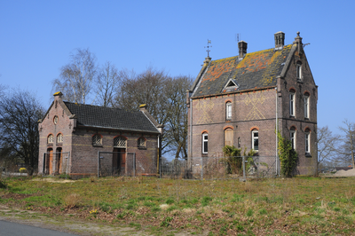 900157 Gezicht op het voormalige stationsgebouw Woudenberg-Scherpenzeel (Spoorlaan 4) te Woudenberg.